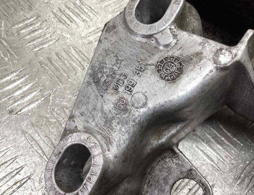Кронштейн двигателя Audi A4 B6 (8EC, 8E5) 2000-2004  Audi A4 A4 B6 (8EC, 8E5) 2000-2004