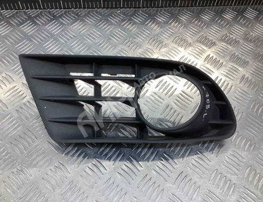 Заглушка (решетка) в бампер передний Volkswagen Golf+ V (5M) 2005-2014  Volkswagen Golf Plus Golf+ V (5M) 2005-2014