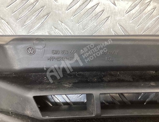 Заглушка (решетка) в бампер передний Volkswagen Golf+ V (5M) 2005-2014  Volkswagen Golf Plus Golf+ V (5M) 2005-2014