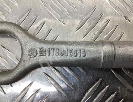 Крюк буксировочный Volkswagen Passat B6 (3C) 2005-2010  Volkswagen Passat Passat B6 (3C) 2005-2010