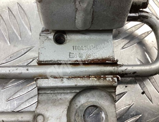 Петля двери передней левой Volkswagen Touran I (1T) 2003-2006  Volkswagen Touran Touran I (1T) 2003-2006
