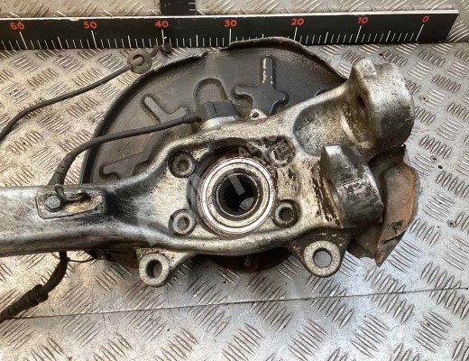 Кулак поворотный левый Audi A4 B6 (8EC, 8E5) 2000-2004  Audi A4 A4 B6 (8EC, 8E5) 2000-2004
