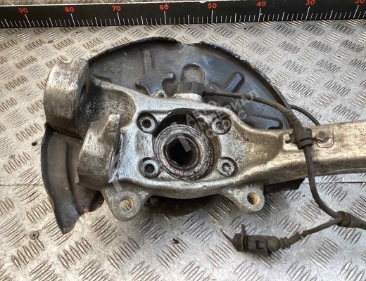 Кулак поворотный правый Audi A4 B6 (8EC, 8E5) 2000-2004  Audi A4 A4 B6 (8EC, 8E5) 2000-2004