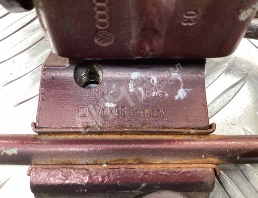 Петля двери передней левой Audi A6 C5 (4B) 1997-2001  Audi A6 A6 C5 (4B) 1997-2001
