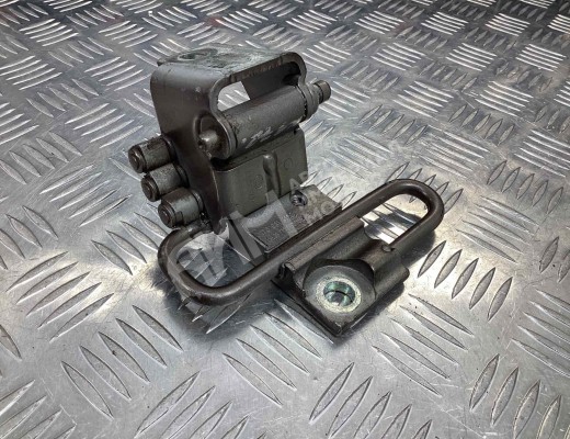 Петля двери передней правой Volkswagen Caddy III (2K) 2010-2015 рестайлинг  Volkswagen Caddy Caddy III (2K) 2010-2015 рестайлинг