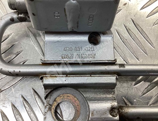 Петля двери передней правой Volkswagen Passat B5+ (3B) 2000-2005 рестайлинг  Volkswagen Passat Passat B5+ (3B) 2000-2005 рестайлинг