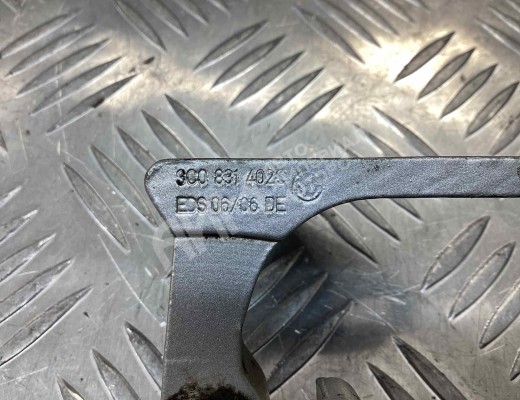 Петля двери передней правой Volkswagen Passat B6 (3C) 2005-2010  Volkswagen Passat Passat B6 (3C) 2005-2010