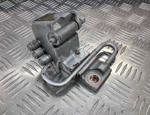 Петля двери передней правой Audi A4 B6 (8EC, 8E5) 2000-2004  Audi A4 A4 B6 (8EC, 8E5) 2000-2004