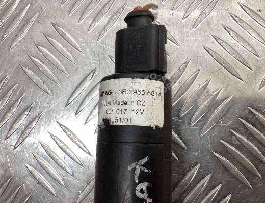 Насос (моторчик) омывателя стекла Audi A6 Allroad C5 (4BH) 2000-2005  Audi A6 Allroad A6 Allroad C5 (4BH) 2000-2005