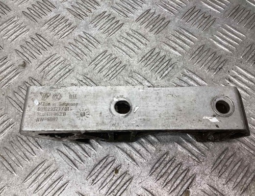 Крепление втулки стабилизатора Volkswagen Touareg I (7L) 2002-2006  Volkswagen Touareg Touareg I (7L) 2002-2006