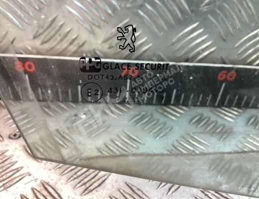 Стекло двери передней правой Peugeot 306 1993-2003  Peugeot 306 306 1993-2003