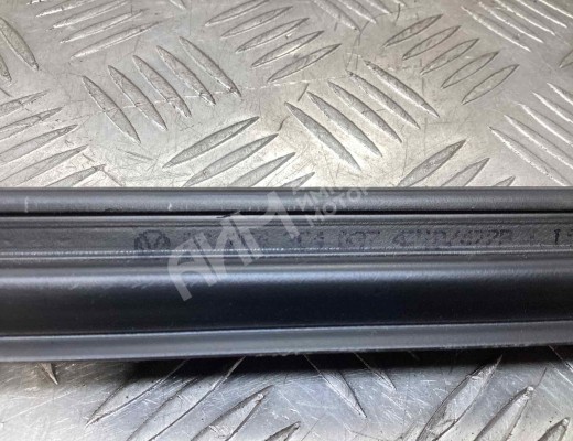 Молдинг стекла двери передней левой внутренний Volkswagen Passat B6 (3C) 2005-2010  Volkswagen Passat Passat B6 (3C) 2005-2010