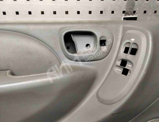 Обшивка двери передней левой (дверная карта) Chrysler Voyager IV (RG) 2001-2008  Chrysler Voyager Voyager IV (RG) 2001-2008