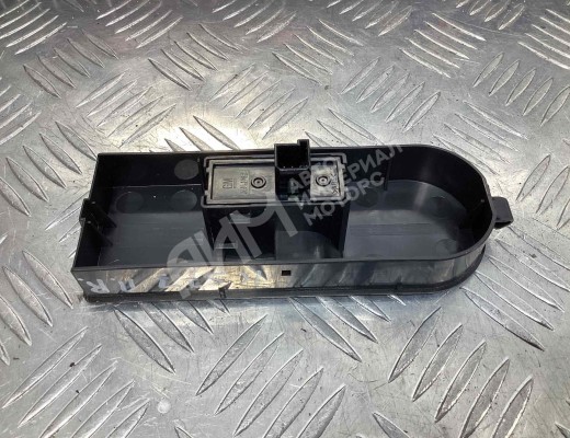 Кнопка стеклоподъемника переднего правого Opel Astra H 2007-2010 рестайлинг  Opel Astra Astra H 2007-2010 рестайлинг